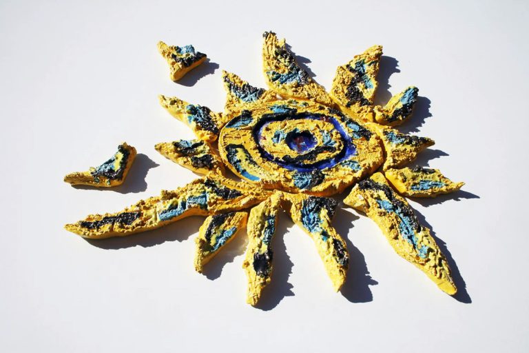Piccola scultura ceramica in argilla bianca con graffi profondi, smalti gialli, accenti azzurro-argento e inserti in vetro fuso