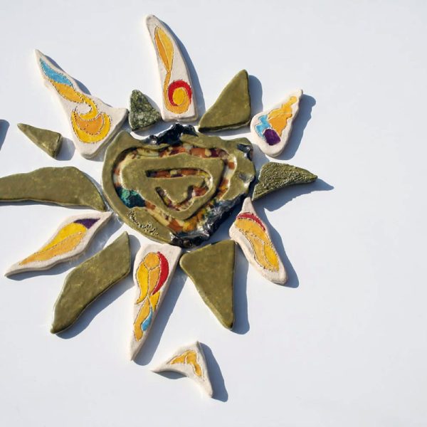 Scultura ceramica in argilla bianca con fulcro a effetto lustro iridescente, vetri fusi e raggi multicolore in giallo, azzurro, rosso e argento