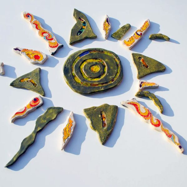 Scultura ceramica di grande formato in argilla bianca con fulcro centrale a effetto lustro, vetri fusi e raggi multicolore brillanti