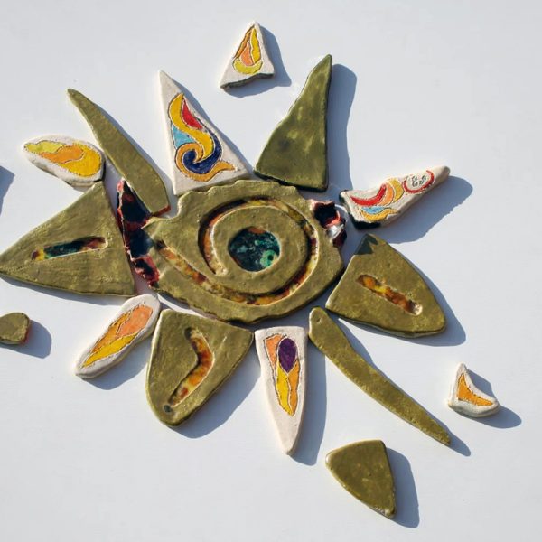 Scultura ceramica di medio formato in argilla bianca con fulcro a effetto lustro cangiante, inserti in vetro fuso e raggi dalle tonalità calde