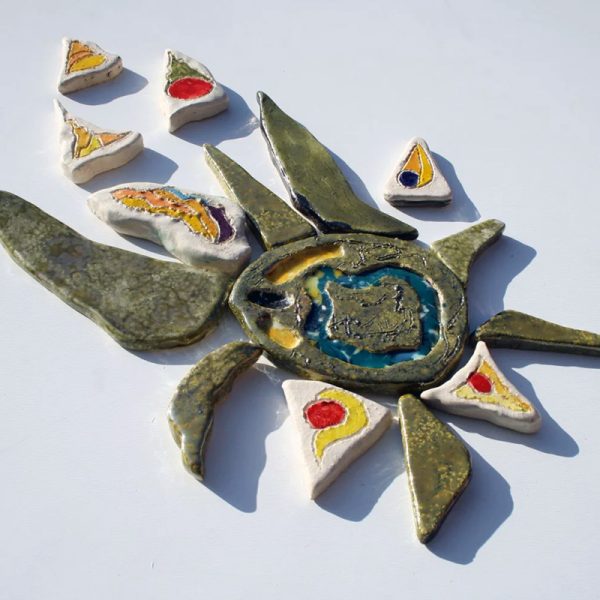 Scultura ceramica di medio formato in argilla bianca con fulcro centrale a effetto lustro iridescente e raggi vellutati in tonalità calde e argento