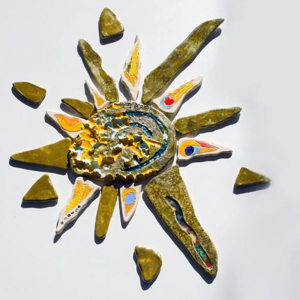 Grande scultura ceramica in argilla bianca con fulcro a effetto lustro, lingue di fuoco modellate in giallo e azzurro e raggi multicolore brillanti