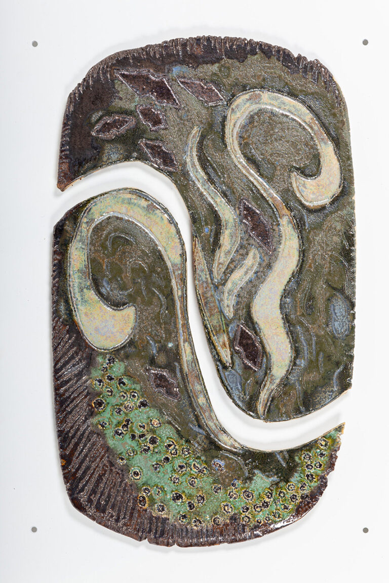 Scultura ceramica che rappresenta paesaggi astratti tra cielo e mare, evocazione di scenari futuri e galassie in movimento