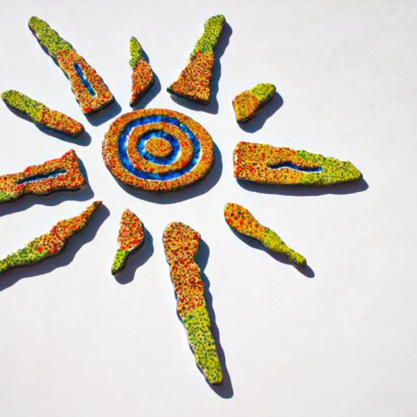Scultura ceramica di medio formato con decorazione a puntini rossi e verdi, fulcro centrale con inserti in vetro fuso blu e azzurro