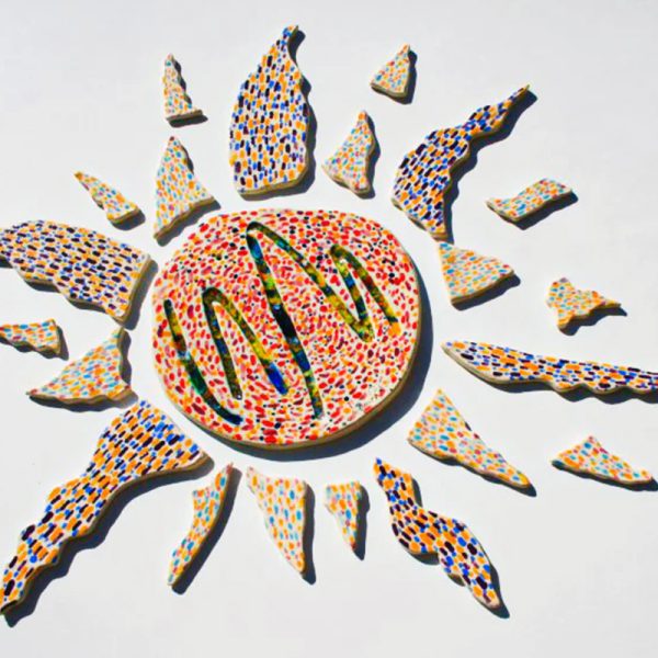 Scultura ceramica di medio formato con tocchi di pennello multicolore, fulcro rosso-arancio e dettagli in vetro fuso