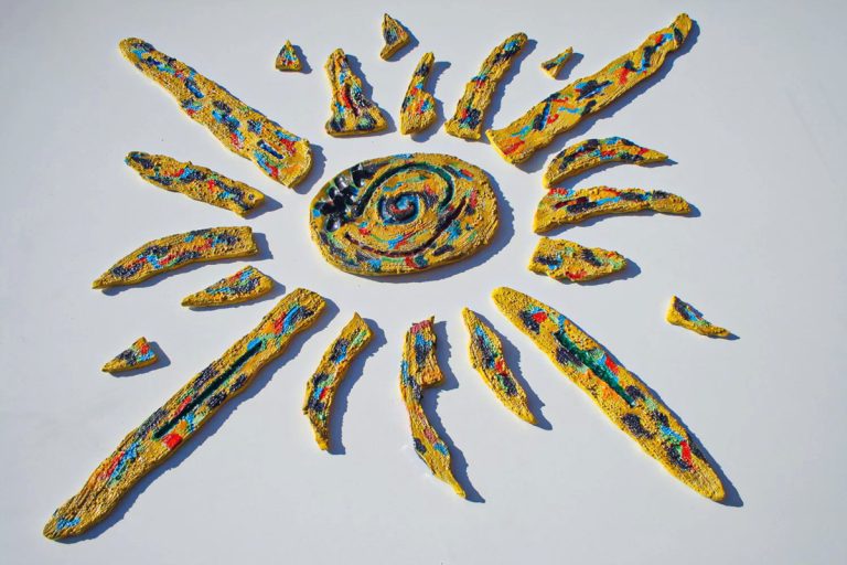 Grande scultura in argilla bianca a elementi separati con graffi materici, smalti giallo, rosso e azzurro e vetri fusi