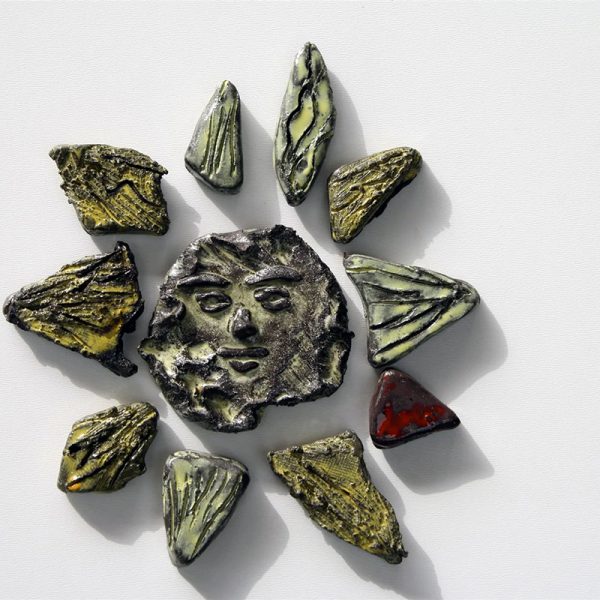 Sole contemporaneo in impasto refrattario nero con incisioni grafiche e dettagli smaltati in giallo lucido.