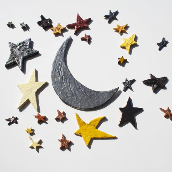 Luna artistica smaltata in argento con composizione flessibile di stelle asimmetriche colorate.