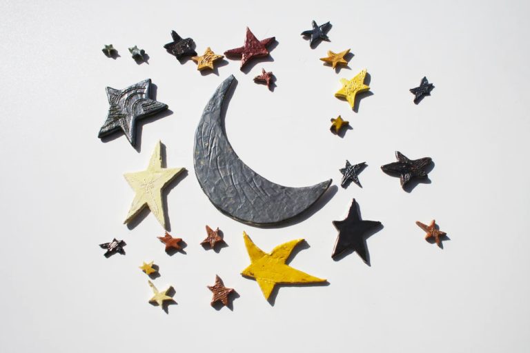 Luna artistica smaltata in argento con composizione flessibile di stelle asimmetriche colorate.