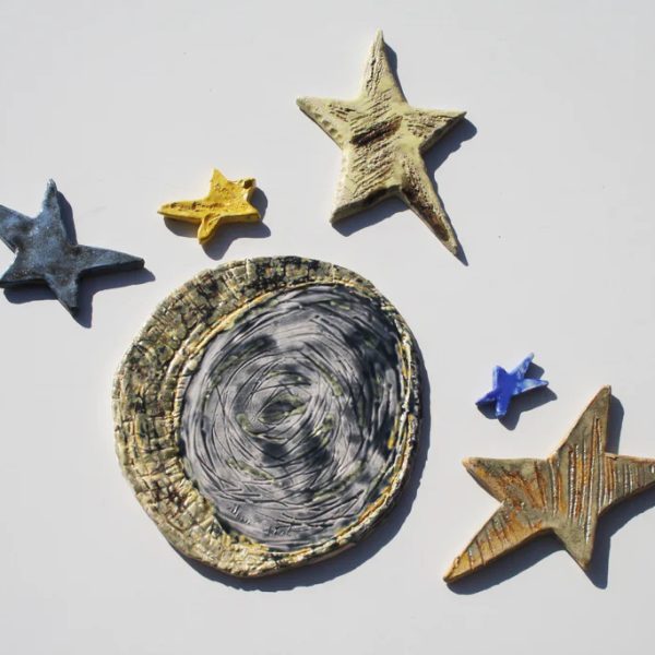 Luna media in ceramica che unisce profilo pieno e decrescente, incisa a mano con smalti misteriosi e stelle.
