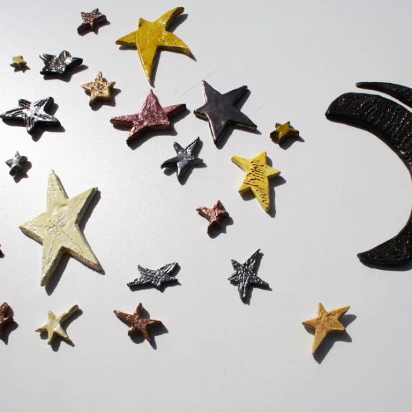 Scultura di luna media in ceramica nera con profonde incisioni materiche, posizionabile in doppia fase speculare, con stelle.
