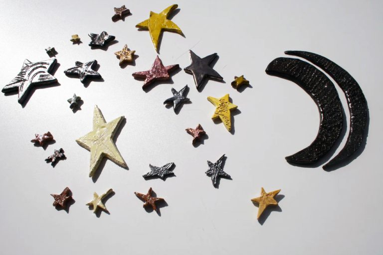 Scultura di luna media in ceramica nera con profonde incisioni materiche, posizionabile in doppia fase speculare, con stelle.