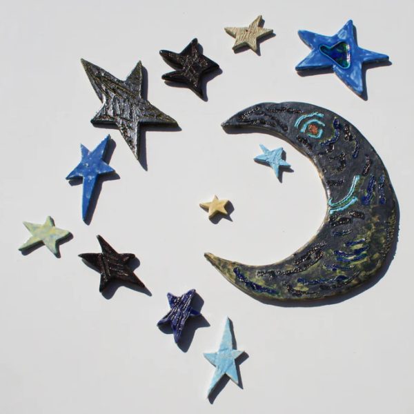 Grande luna in ceramica con maschera dal volto sorridente, smaltata in argento con accenti blu e azzurri.