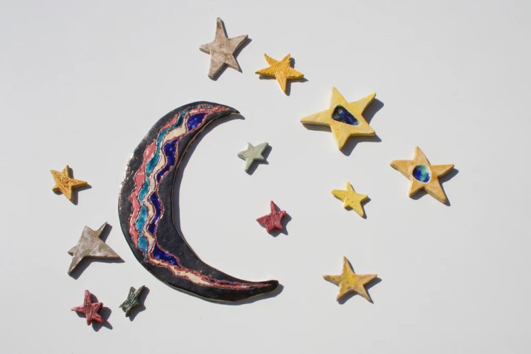 Grande luna scultorea reversibile in ceramica bianca con smalti ad effetto e costellazione di stelle personalizzate.