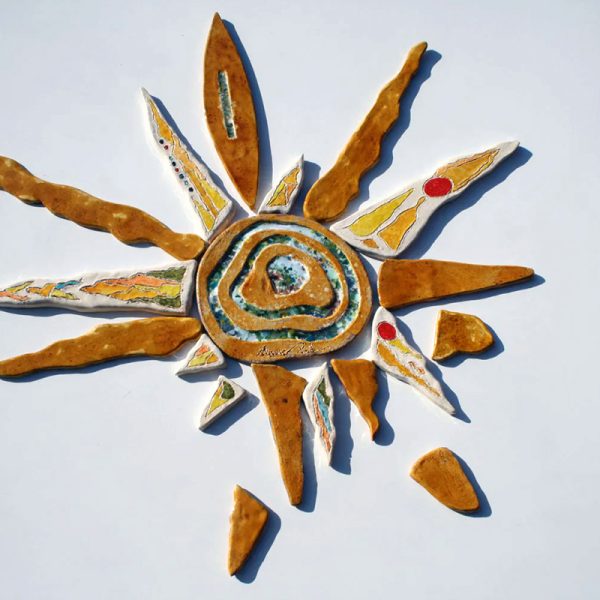 Grande sole in argilla bianca con profondo fulcro vibrante miele e vetro fuso, e raggi rifiniti con velatura di cristallina trasparente.