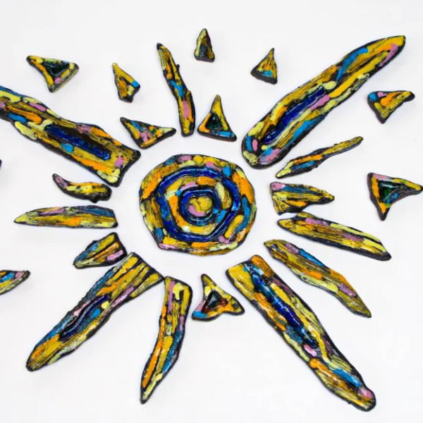 Sole medio in refrattario nero con svariate e libere pennellate gestuali nei toni accesi del giallo, dell'arancio e dell'azzurro.