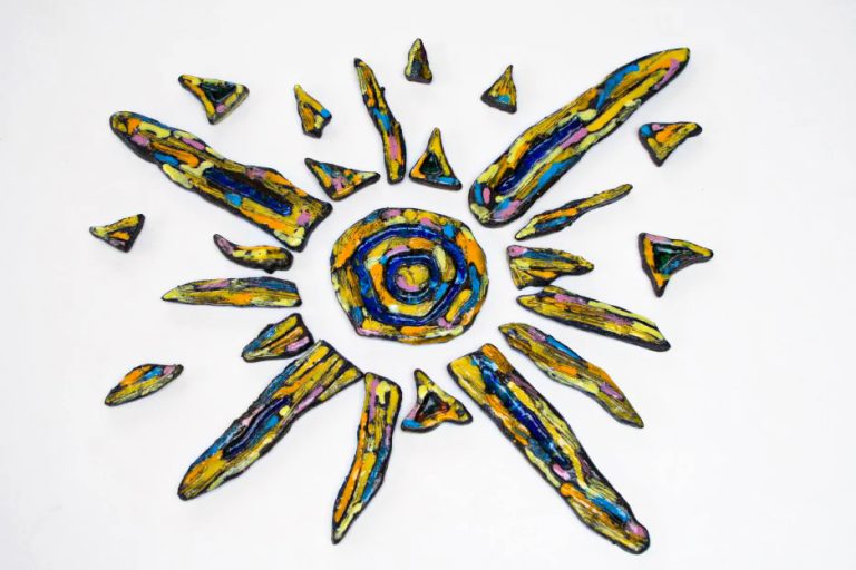 Sole medio in refrattario nero con svariate e libere pennellate gestuali nei toni accesi del giallo, dell'arancio e dell'azzurro.