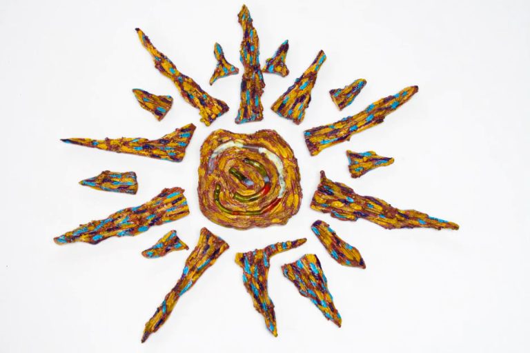 Sole di formato medio-piccolo in argilla refrattaria marrone con fini incisioni manuali e smalti discreti dai toni caldi.