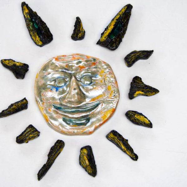 Piccolo sole in doppia argilla con nucleo bianco arancione e raggi in refrattario nero rivestiti di smalto giallo polenta.