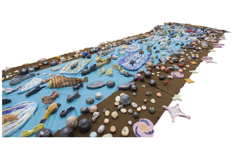 Scultura ceramica ispirata al movimento e alla fluidità dell'acqua, simbolo del primo diritto umano universale